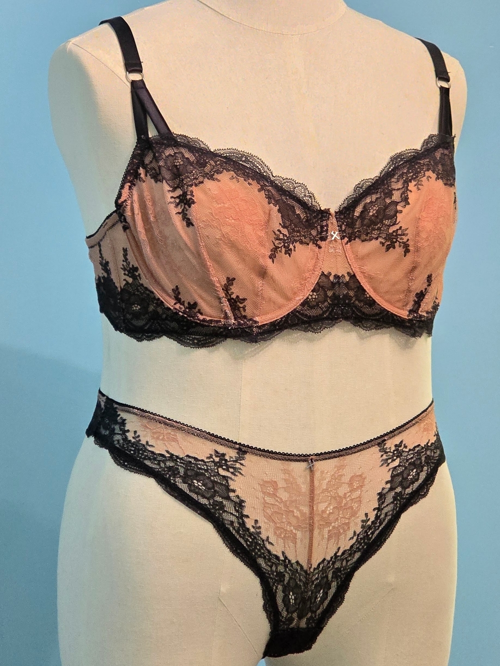 NWT Savage X Fenty Black and Light Tan Lace Underwire Bra & Panty Set